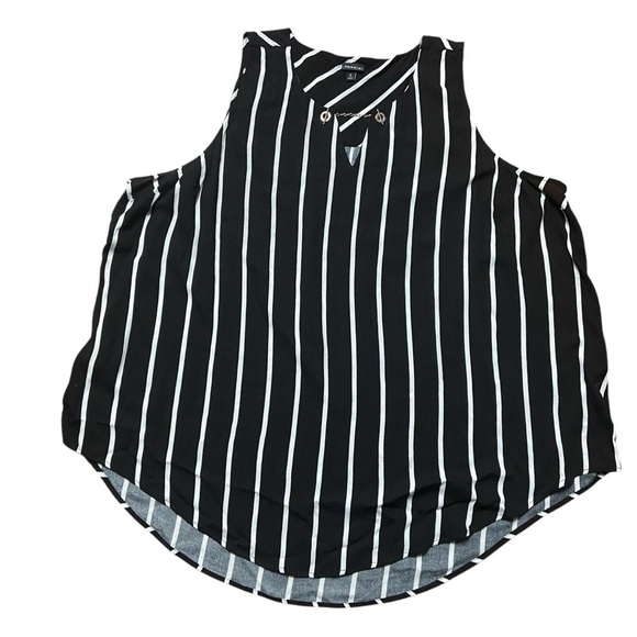 Torrid Women’s Striped Sleeveless Top Size 5X Chain Detail Black White Flowy - Picture 10 of 13